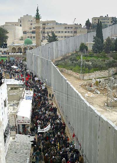 الاحتلال يصادر 80 دونماً من أراضي عزون وجيوس لاستكمال جدار الفصل العنصري