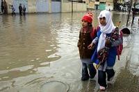 وفاة 6 فلسطينيين وإصابة العشرات جراء تدفق مياه الصرف الصحي شمال القطاع