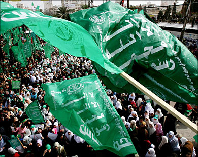 حماس تشيد بدور المرأة الفلسطينية في الصمود والثبات وتنشئة الأجيال المجاهدة