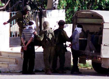 قوات الاحتلال تقتحم جنين بـ 30 آلية وتختطف عدداً من الشبان .. والمقاومة تتصدى