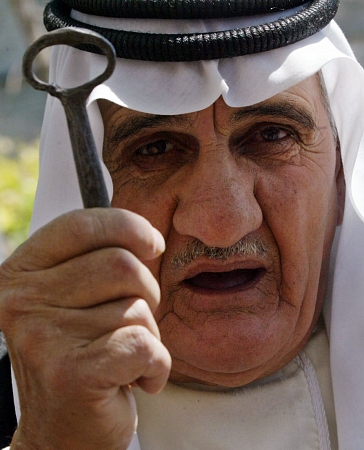 اللاجئون الفلسطينيون: الوطن حاضر في الذاكرة ولا تنازل عن حق العودة