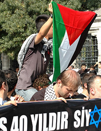اسطنبول: حشود تركية تتظاهر تنديداً بزيارة شمعون بيريز وتنعته بـ القاتل