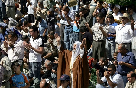 فلسطينيون في الضفة يشكون الفاقة في العيد بعد أن سدّت السلطة منافذ الخير