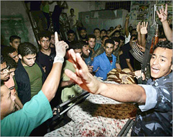 اتصال عباس بأولمرت بُعيد اغتيال أربعة من أفراد الشرطة يشعل غضب الفلسطينيين