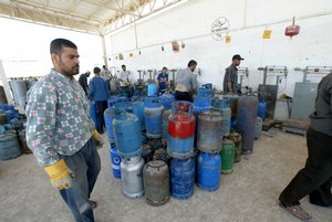 أغلبية كبيرة تحمِّل عباس وفياض المسؤولية عن قطع كهرباء غزة