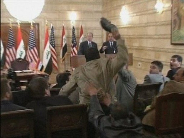 الشارع العراقي يطالب بإقامة تمثال لقاذف بوش بالحذاء