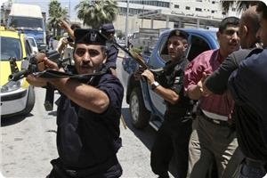 أجهزة عباس تختطف مدير مدرسة ومعلم في الخليل بحجة محاولة إحياء انطلاقة حماس