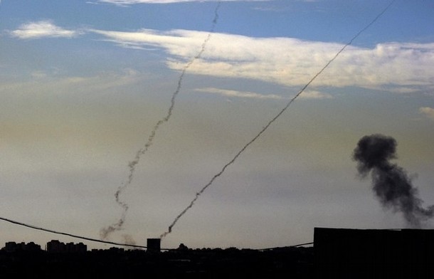 سقوط 3 صواريخ في كيبوتس إسرائيلي قبالة غزة