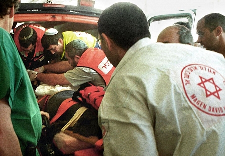 فلسطيني يتسلل إلى مغتصبة غرب رام الله ويطعن ثلاثة صهاينة ويصيبهم بجروح بالغة
