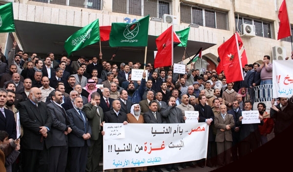 عشرات آلاف الأردنيين يتظاهرون أمام مجلس الوزراء مطالبين بطرد السفير الصهيوني