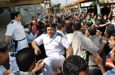 الأمن المصري يعتدي على المشاركين في قافلة العيد المتوجهة لغزة ويفرقهم بالقوة