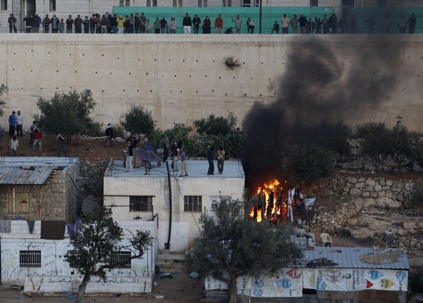 المغتصبون يجددون هجماتهم ضد الفلسطينيين في الخليل ويحرقون منزلاً