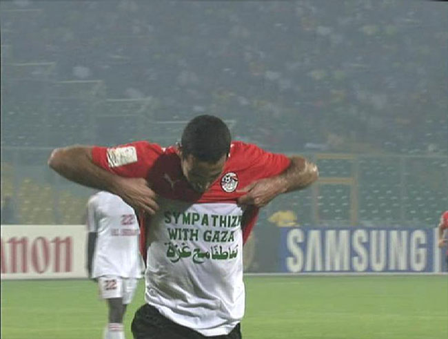 لاعب مصري يفاجئ الملايين برفع شعار تعاطفي مع غزة خلال مباراة دولية