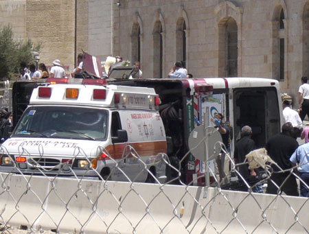 4 قتلى و30 جريحاً صهيونياً في عملية جريئة نفذها سائق فلسطيني بجرافته
