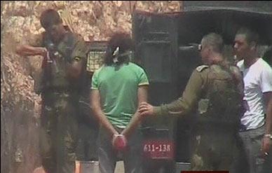 جريمة حرب جديدة: جندي صهيوني يطلق النار على شاب فلسطيني مقيّد اليدين