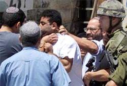 30 صهيونياً ينكّلون بشاب فلسطيني قرب صفد ويقلبون سيارته