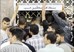 نقابة الموظفين: تأخر الرواتب يثير الشكوك حول مصير الأموال التي تصل السلطة