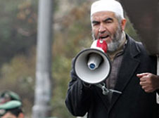 حماس: اعتقال الشيخ صلاح محاولة لفرض سياسة ترهيبية جديدة