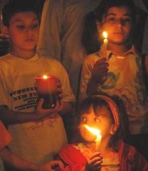 شموع غزة.. من وسيلة للفرح إلى وسيلة لإضاءة عتمة الحصار