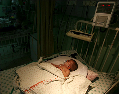 تحذير من خطر يهدد حياة عشرات الأطفال حديثي الولادة بغزة