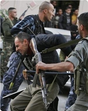 حماس في الضفة: سلطة رام الله تكشف عن سوآتها بشكل فاضح