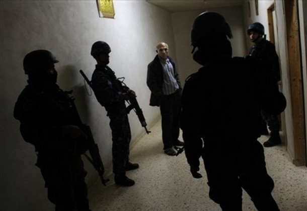 جنود الاحتلال يُنكّلون بالأسير عمر شحادة في معتقل عتصيون