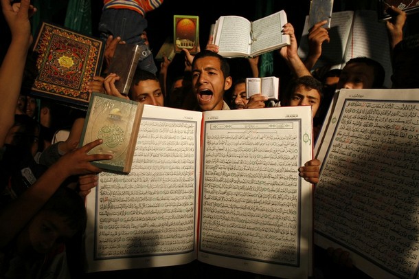 مسيرة حاشدة لـحماس في غزة تندد بإقدام الاحتلال على تدنيس المصحف في الخليل