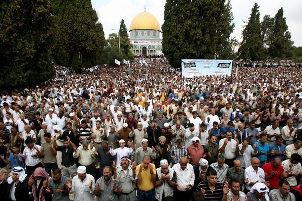ثلاثمائة ألف فلسطيني صلّوا الجمعة الأخيرة من رمضان في الأقصى (مصوّر)