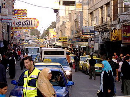 حركة تجارية نشطة قبيل عيد الأضحى في أسواق الضفة