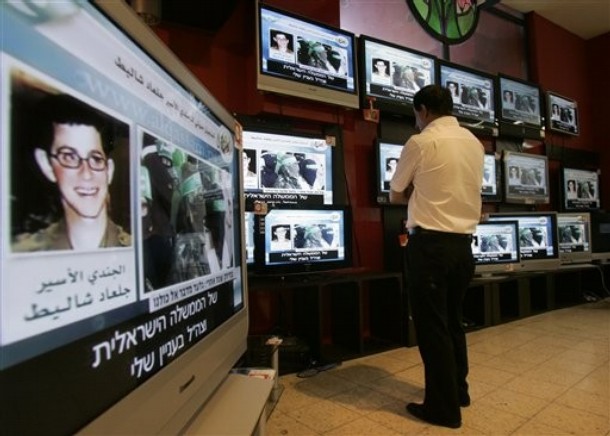 وزراء صهاينة يؤيدون الإفراج عن شاليط وفق قائمة اشترطتها حماس
