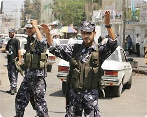 شرطة غزة .. تتحدى الدمار وتظهر بالزي الرسمي لتواصل عملها في الشوارع والميادين