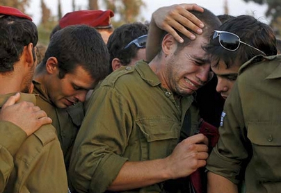 جيش الاحتلال يعلن أحد ضباطه الأسرى بغزة قتيلاً