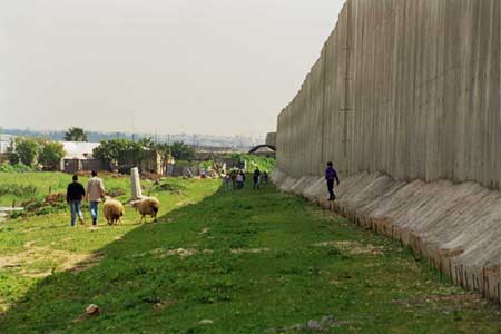 الاحتلال يعاقب عزون بإضافة مقاطع للجدار العازل