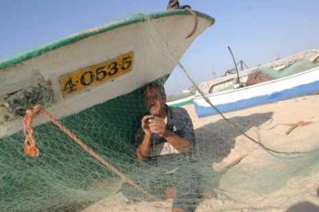 الاحتلال يزيد مساحة الصيد في بحر وسط وجنوب غزة