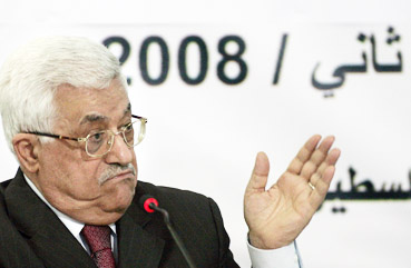 مواطنو الضفة: التمديد الباطل لعباس كشف كذب ادعائه الزهد في السلطة