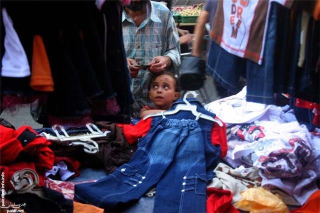 غزة.. أسواق بلا مشترين ومواطنون لا يملكون حق الكسوة لأبنائهم