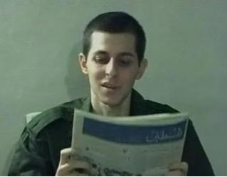 شريط شاليط.. ذكرى تجدد الأمل للأسرى وذويهم