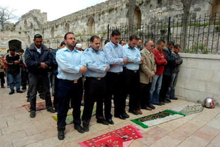 شرطة الاحتلال تعتقل أحد حراس المسجد الأقصى