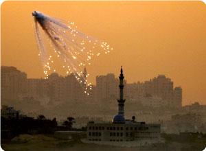 إزالة قذيفة فسفورية في غزة من مخلفات عدوان 2008