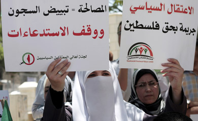 عباس يصدر مرسومًا بالإفراج عن 40 معتقلا سياسيًّا