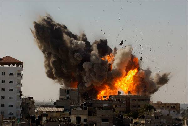 إصابة مواطن وطفلته بـغارة جديدة على غزة