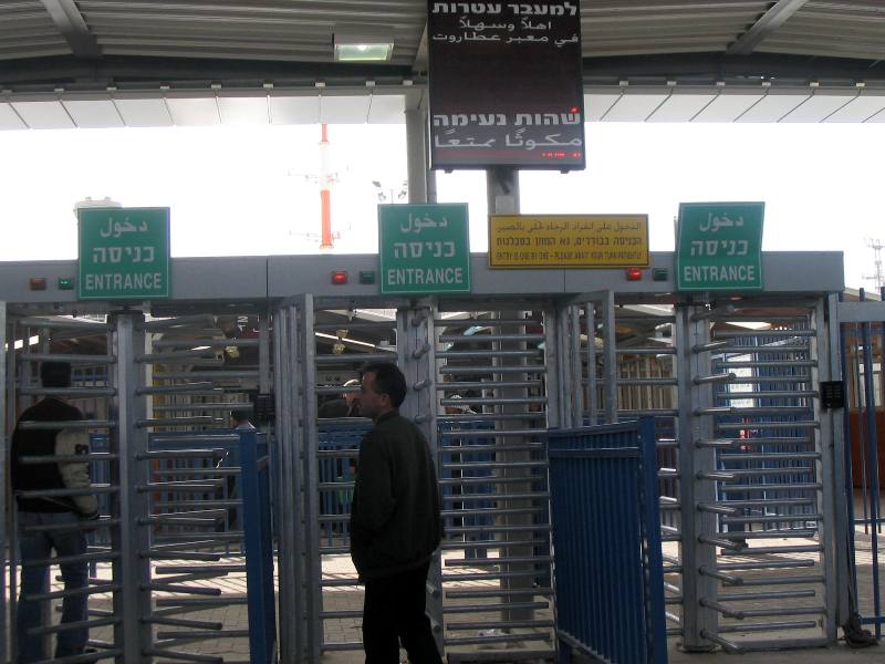 الاحتلال يعزل 50 ألف مقدسي بشعفاط عن القدس