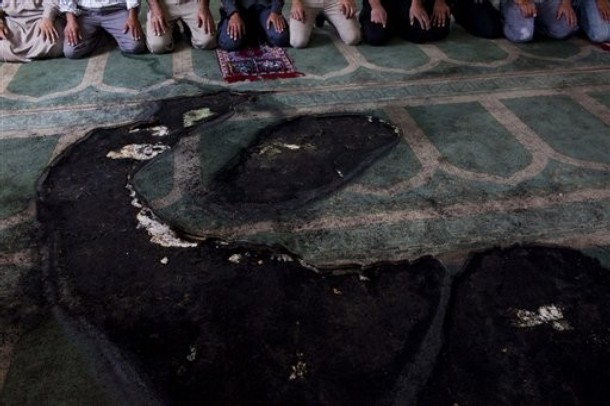 النواب الإسلاميون يطالبون الأجهزة الأمنية القيام بدورها وحماية المقدسات