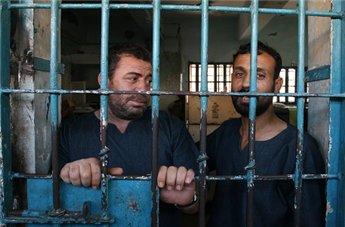 مخابرات السلطة بالخليل تسحب كل الخدمات من غرف تسعة معتقلين لديها