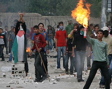 جنود الاحتلال ومغتصبون يشتبكون مع فلسطينيين جنوبي الخليل