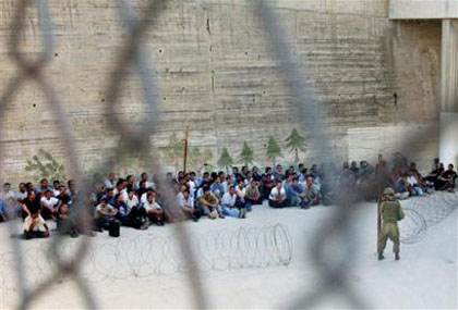 التضامن الدولي: 20 أسيرا مصريا في السجون الصهيونية يعانون الأمرين