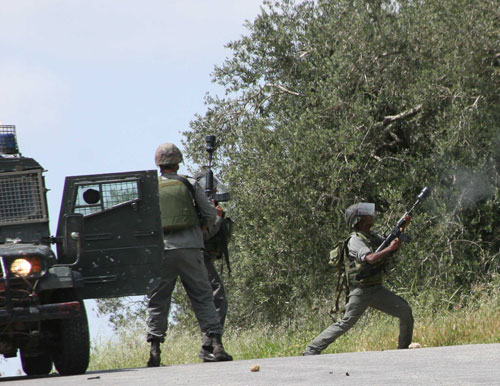 قوات الاحتلال تعتقل اثنين وتُصيب 4 بمواجهات في النبي صالح