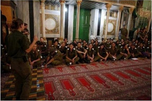 احتفالات صاخبة للمستوطنين في ساحات المسجد الإبراهيمي بالخليل