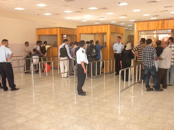 الشبكة الأوروبية: الاحتلال يمنع أهالي المحررين المبعدين من السفر للقاء ذويهم