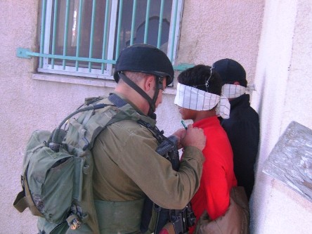 الاحتلال يعتقل سبعة فلسطينيين في الضفة بينهم أربعة فتية